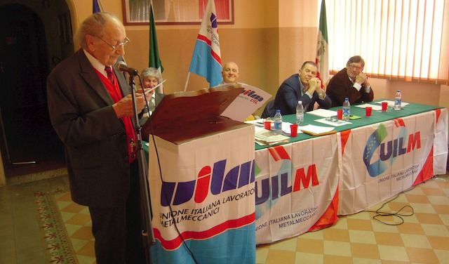 Mario Coppetti durante un intervento al congresso della uilm di Cremona
