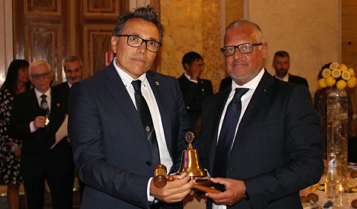 Consegna della campana. Presidente LC Torrazzo Peppe Gramuglia e Presidente LC Cremona Host Marcello Ventura 