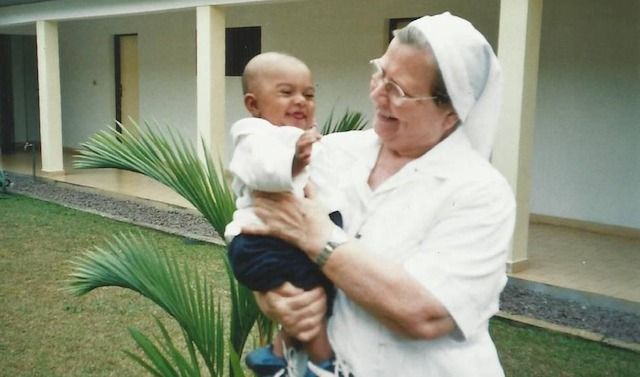 Il bambino miracolato con una suora

