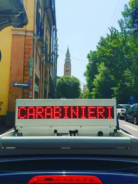 Un'auto dei Carabinieri in centro storico a Cremona
