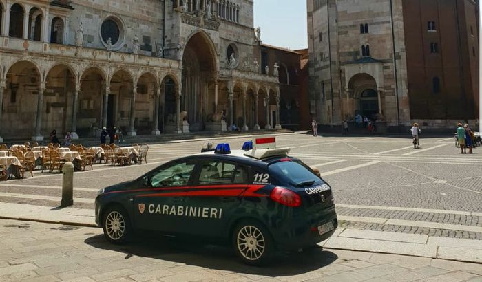 Un'auto dei Carabinieri in piazza Duomo a Cremona