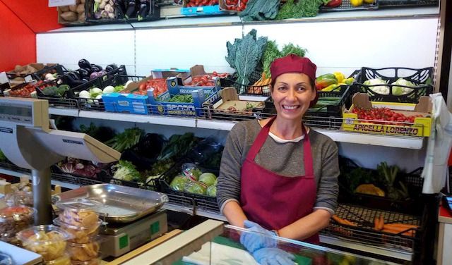 Sabrina Brocca gestisce il negozio di frutta e verdura in Sant'Ambrogio

