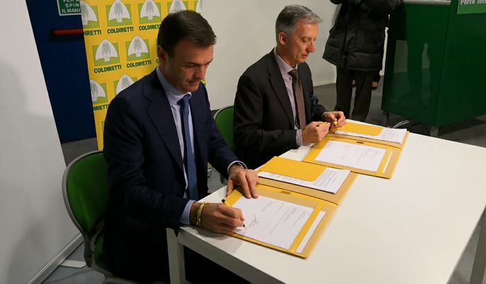 Il momento della firma tra il Presidente di Coldiretti Ettore Prandini e Giuseppe Ricci di Eni 