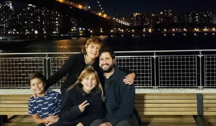 Anna Casotti con il marito Gabriel Zangari ed i figli Nina e Giona