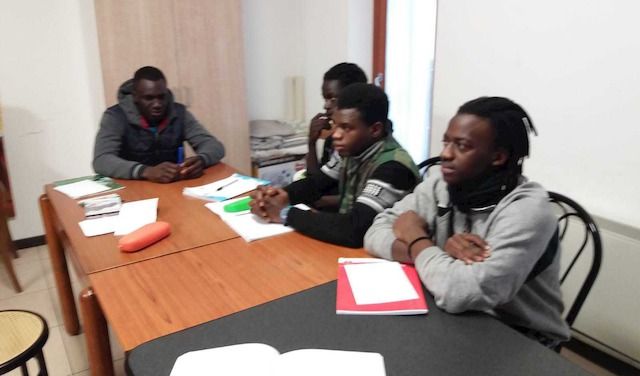 Studenti gambiani e maliani a lezione di italiano

