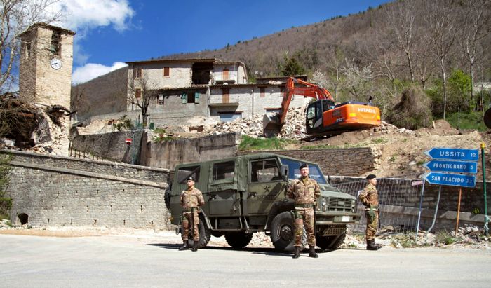 Militari del 10° Reggimento presidiano le zone devastate dal terremoto del 2016