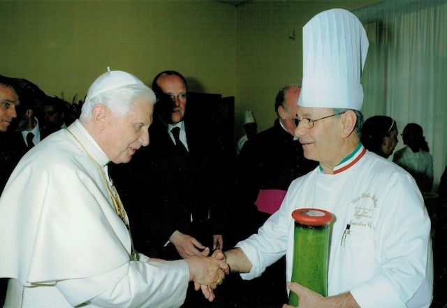 Papa Benedetto XVI con GIan Paolo Belloni, chef di Zeffirino