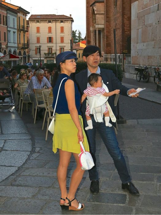 Turisti in piazza Duomo a Cremona