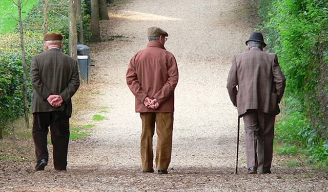Tre anziani in un parco

