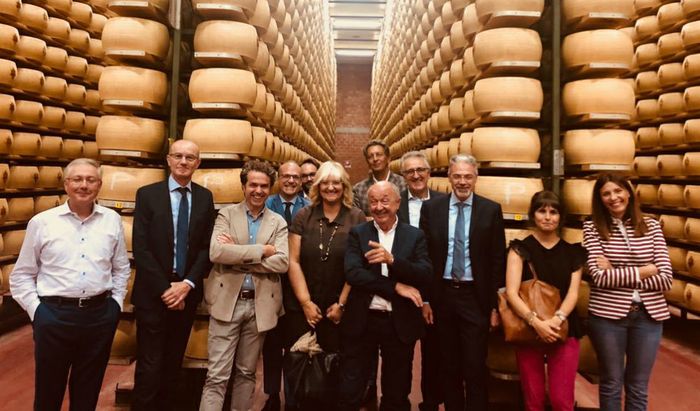 Foto di gruppo dei rappresentanti della Sezione Alimentari Dolciari dell’Associazione Industriali all’interno dell’azienda Fattorie Cremona.
