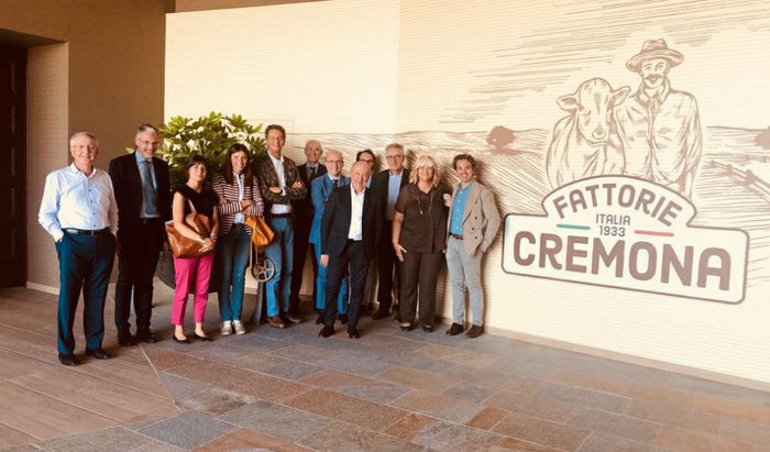 Foto di gruppo dei rappresentanti della Sezione Alimentari Dolciari dell’Associazione Industriali all’esterno dell’azienda Fattorie Cremona