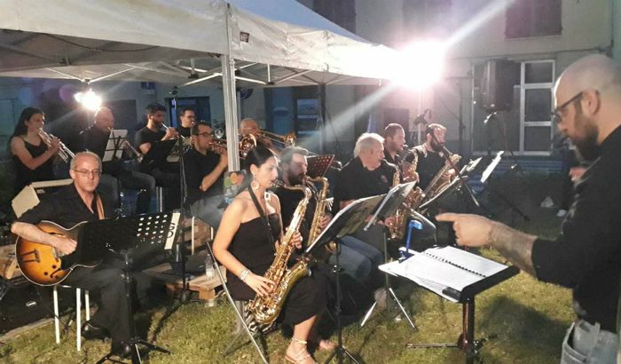 Alessandra Fedeli mentre suona il sassofono