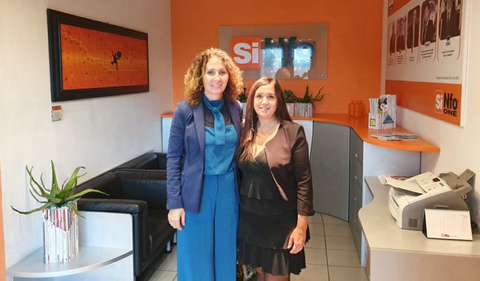 A sinistra Paola Pomi, a.d. di Sinfo One, a dx Giorgia Bernardini, studentessa Smea