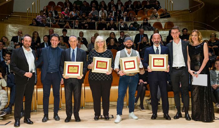 La cerimonia di premiazione degli ambasciatori di Cremona nel mondo: da sinistra Carlo Cottarelli, Alessia Zucchi, Riccardo sabatini, Gianluca Vialli. 