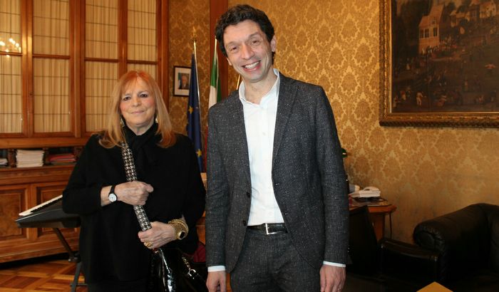 La Dr.ssa Claudia Balotta con il Sindaco, Gianluca Galimberti