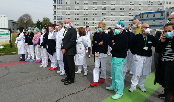 Le Forze dell'Ordine salutano gli operatori sanitari dell'Ospedale di Cremona