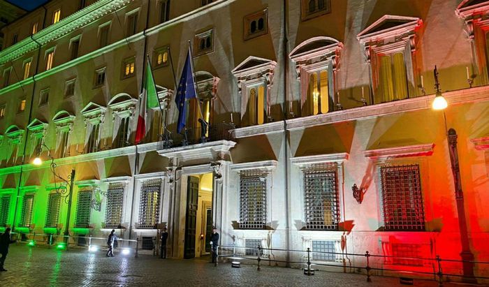 Palazzo Chigi illuminato con il tricolore