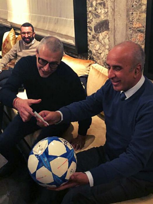 Alberto Antolini consegna il pallone firmato a Mostafa El Maddarsi