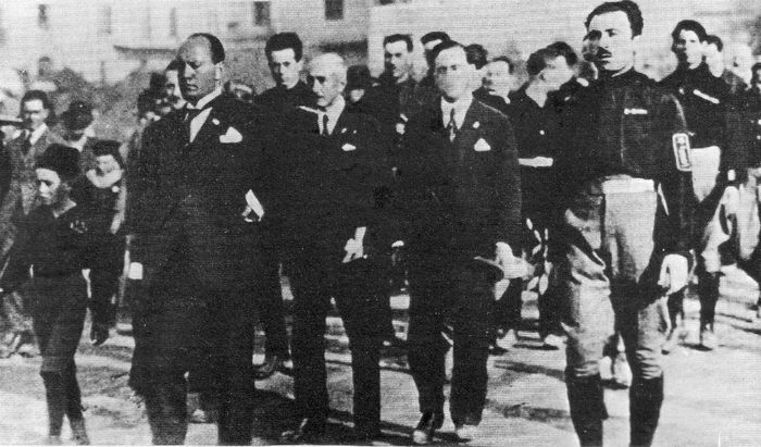 Mussolini con Farinacci a Cremona