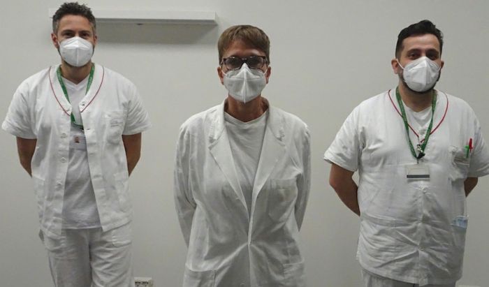 Francesca Co’ con i coordinatori di Medicina D’Urgenza (Oddo) e del Pronto Soccorso (Bonazzoli)