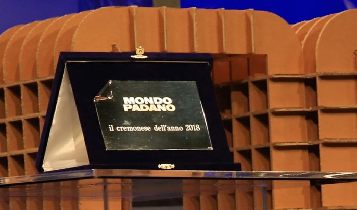 Nell'immagine di repertorio, la targa del Premio Cremonesi dell'anno di Mondo Padano
