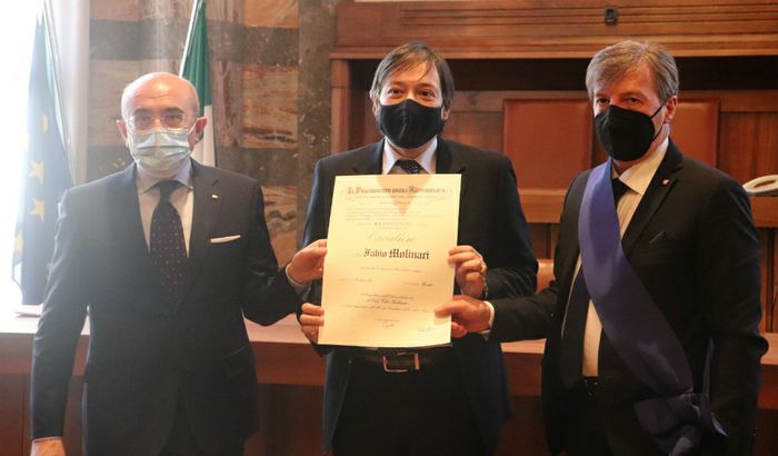 Da sinistra il Prefetto di Sondrio, Salvatore Rosario Pasquariello, il Cav. Fabio Molinari e il Presidente della Provincia di Sondrio, Elio Moretti