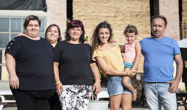Da sinistra Monica, Maria Rosa e Emanuela Dilda, Elisa Mignani, la piccola Noemi e Riccardo Mignani

