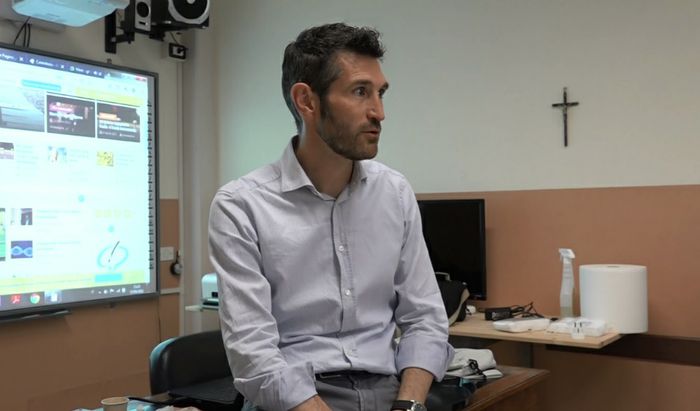 Il professor Patrizio Pavesi durante una riunione di redazione in classe
