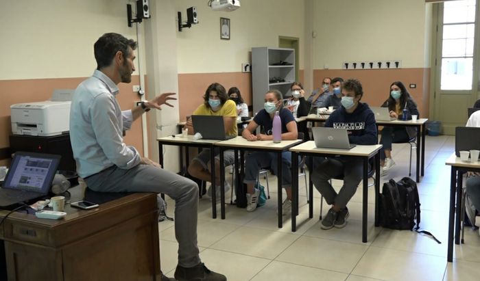 Il professor Patrizio Pavesi durante una riunione di redazione in classe
