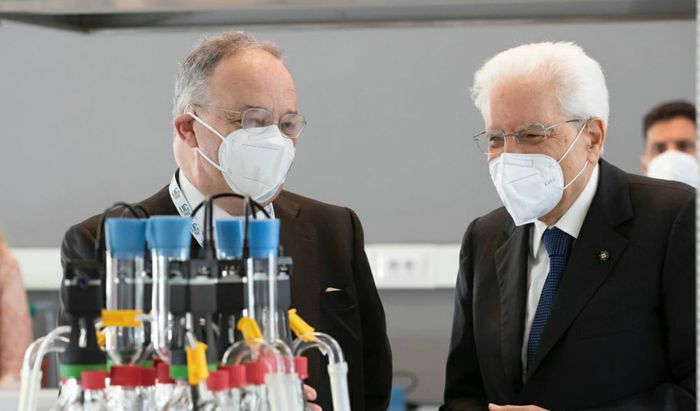 Il Presidente della Repubblica Sergio Mattarella e il Prof. Morelli nei laboratori della Cattolica