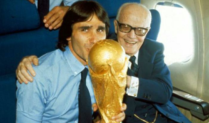 Pertini con la Coppa del Mondo del 1982