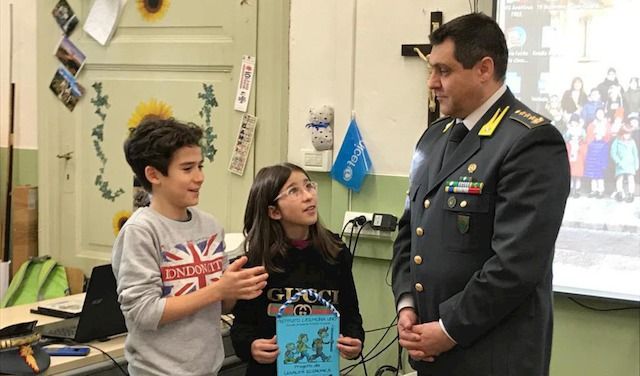 Il Comandante Provinciale GdF Cremona, Col. Cesare Maragoni, presso la scuola elementare trento trieste