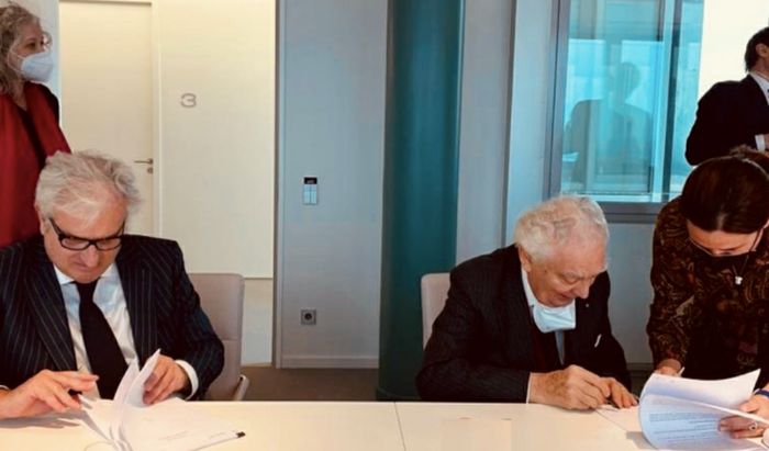 Mario Caldonazzo e Giovanni Arvedi durante la firma del contratto