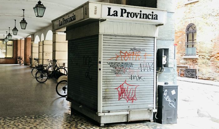 L'edicola chiusa di via Baldesio a Cremona