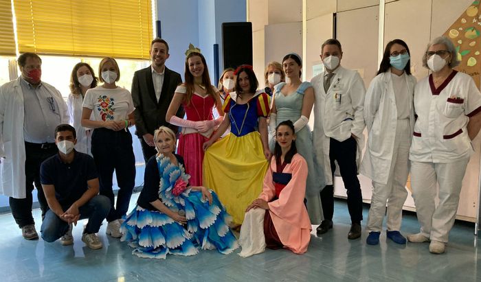 L'equipe di Pediatria con gli attori e le ballerine