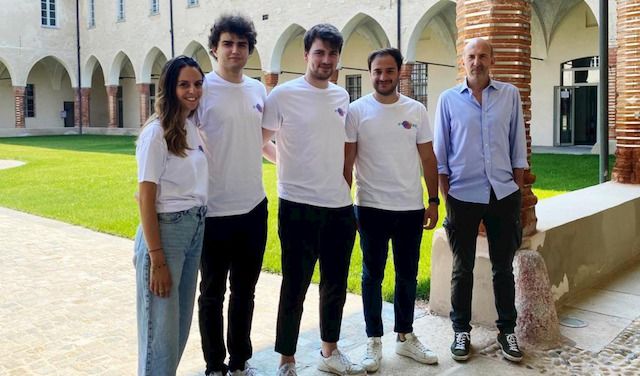 Da sinistra, Ilaria Ghidini, Francesco Brogliato, Mattia Monte e Matteo Borghesi Alquati, i cinque fondatori di STUneeD accompagnati da Andrea Mattioli