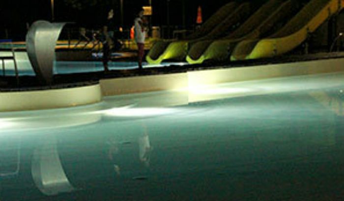 Piscina in notturna