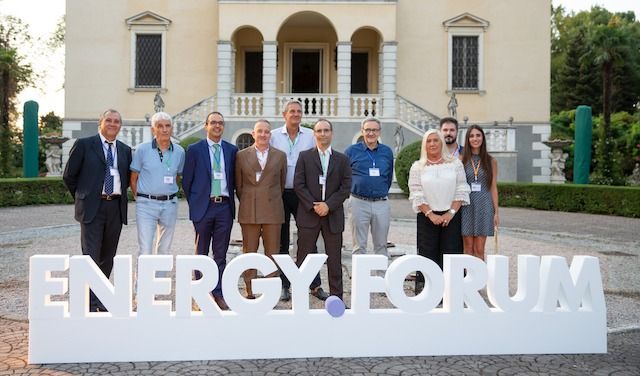 Foto 5 relatori ed organizzatori EVENTO APINDUSTRIA ENERGY FORUM