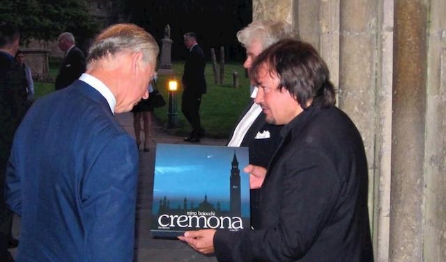 Krylov consegna all’attuale re Carlo III il libro su Cremona di Mino Boiocchi. A sinistra il re con il violoncello (da www.classicfm.com)
