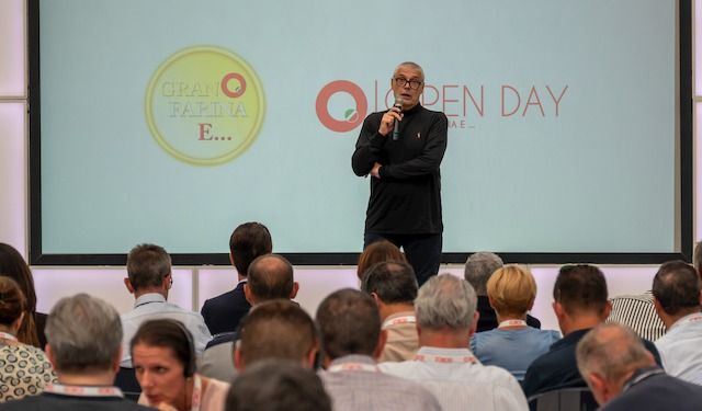 Alberto Antolini dà il benvenuto prima della conferenza_16 sett 2022

