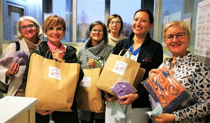 Le volontarie di Mani di Mamma consegnano la donazione alla coordinatrice della Patologia Neonatale Verena Bolchi