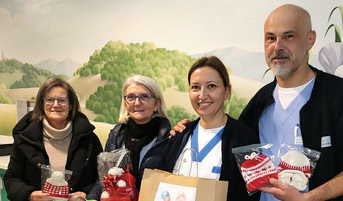 Le volontarie di Mani di Mamma con il direttore della Pat.Neonatale Bruno Drera e la coordinatrice Verena Bolchi