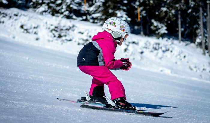 Bambina sugli sci