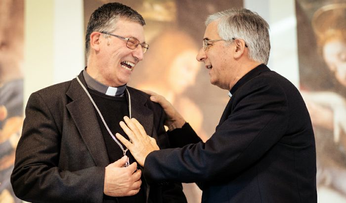 Mons. Enrico Trevisi (a sinistra) e il vescovo Napolioni
