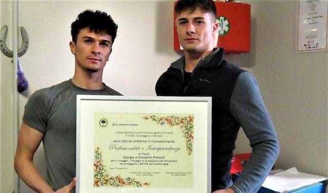 Giovanni e Giorgio Premoli con il premio ricevuto dall'Istituto agrario di Crema
