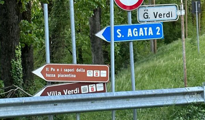 I cartelli stradali per Villa Verdi