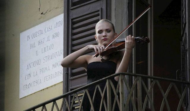 Anastasiya sul balcone di casa Stradivari

