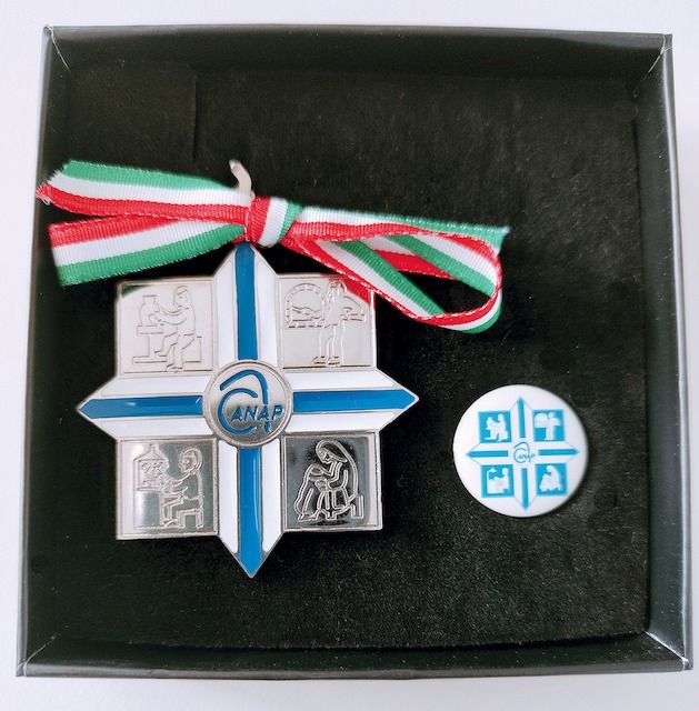 La medaglia e la spilla donate ai premiati CONFARTIGIANATO CREMONA