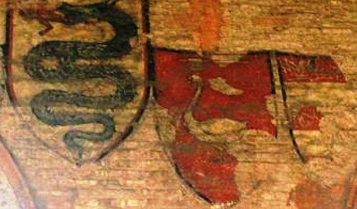 Su sfondo rosso lo stemma dell'oca