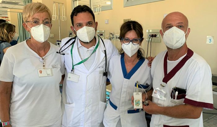 Il direttore dell'Oncologia Brighenti con il coordinatore Donati riceve i pulsoximetri donati dal comitato di quartiere san Felice